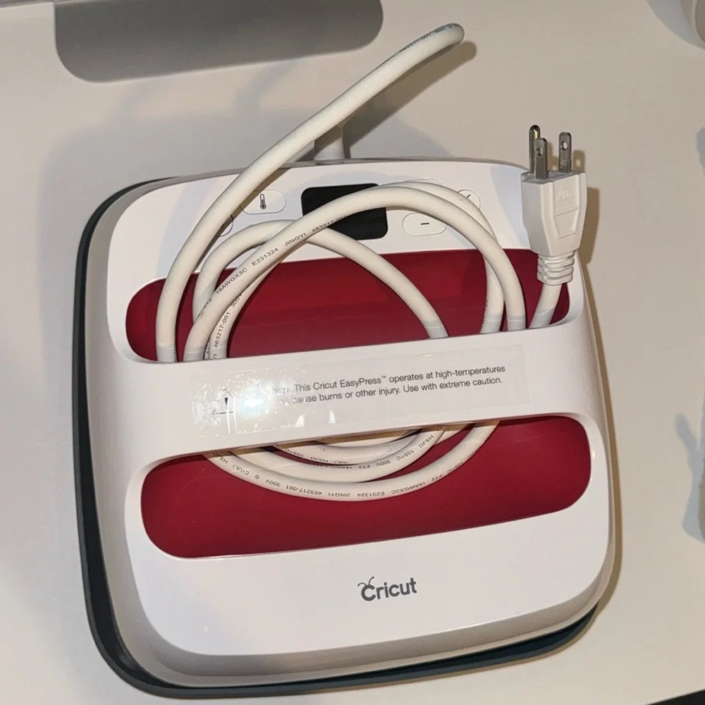 Cricut easy press MEDIUM size - Picture 1 of 5